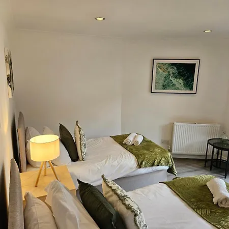 Redcot Gardens Stamford 4 Bed Contractor Familt Home With Parking Exterior photo