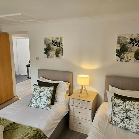 Redcot Gardens Stamford 4 Bed Contractor Familt Home With Parking Exterior photo