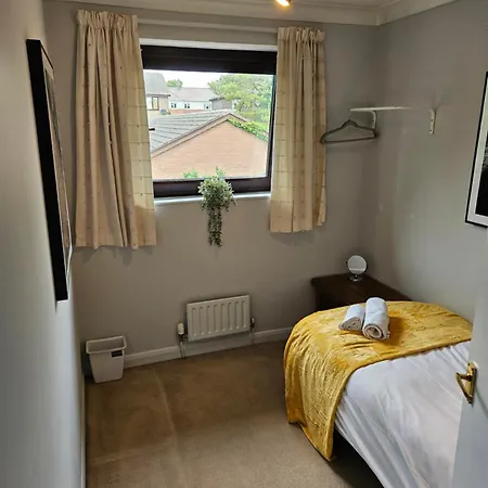 Redcot Gardens Stamford 4 Bed Contractor Familt Home With Parking Exterior photo