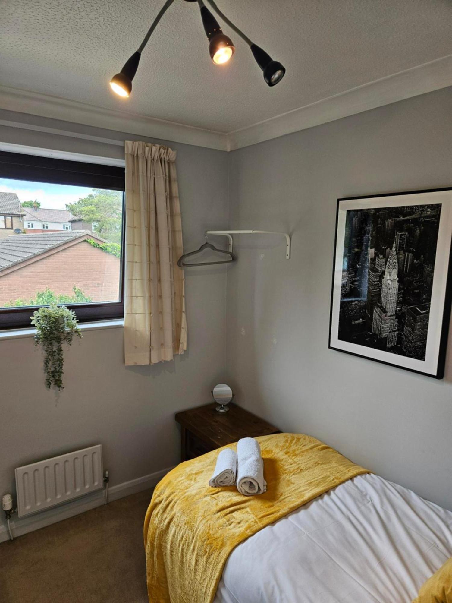 Redcot Gardens 4 Bed Contractor Familt With Parking