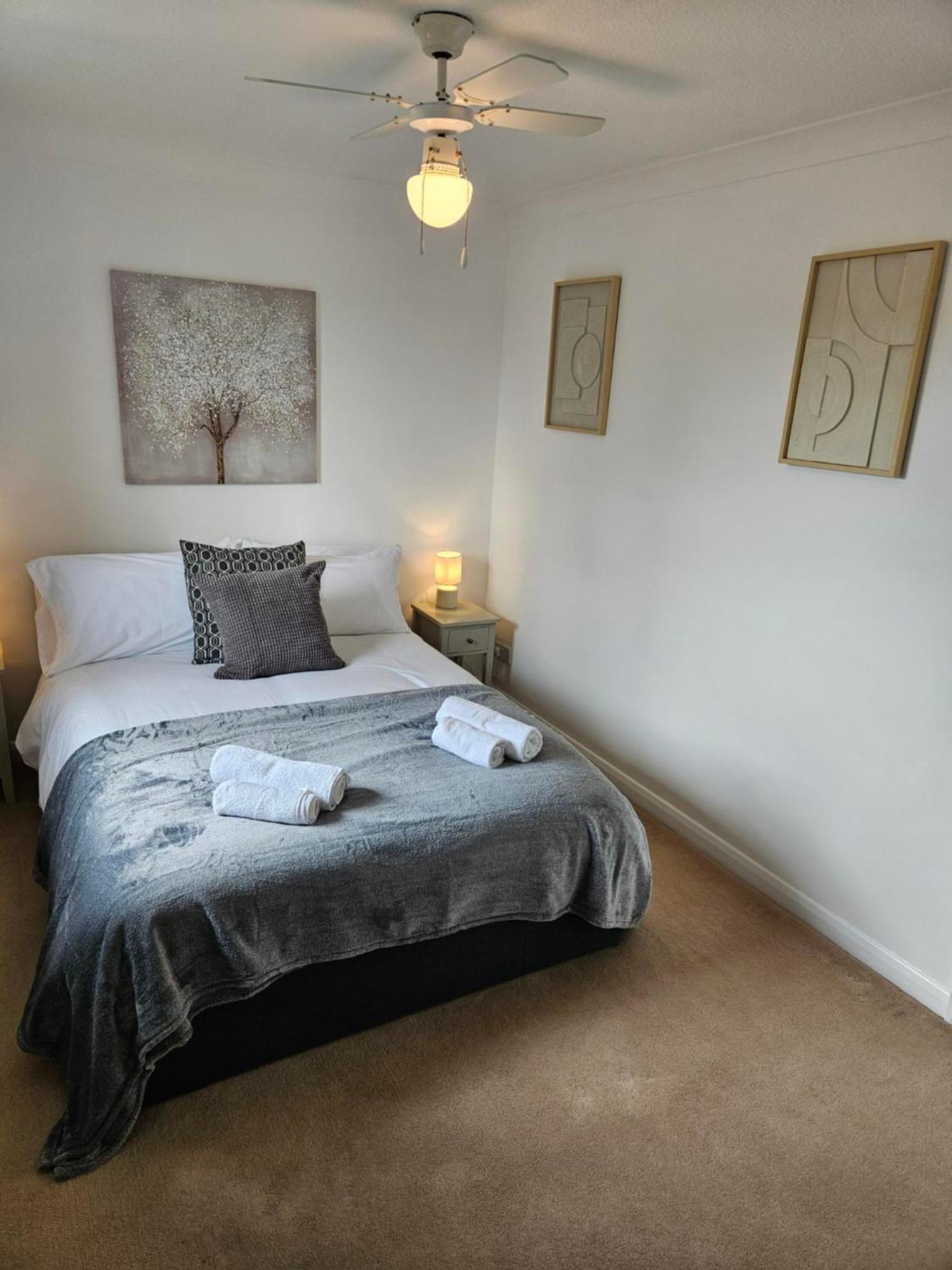 Redcot Gardens 4 Bed Contractor Familt With Parking