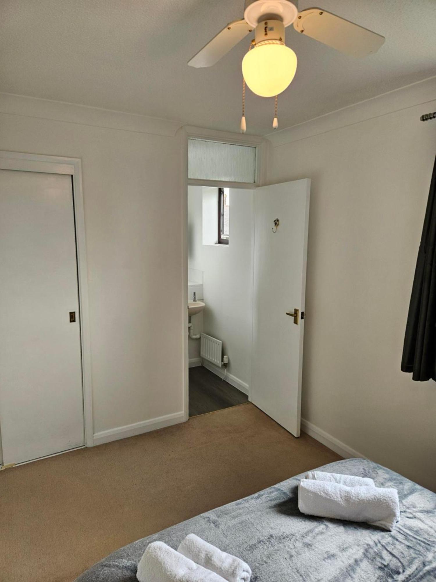 Redcot Gardens 4 Bed Contractor Familt With Parking Дом отдыха