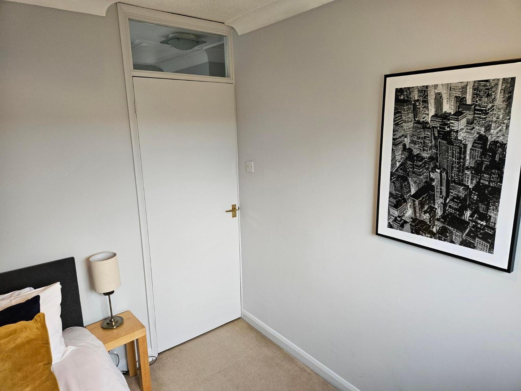 Redcot Gardens 4 Bed Contractor Familt With Parking