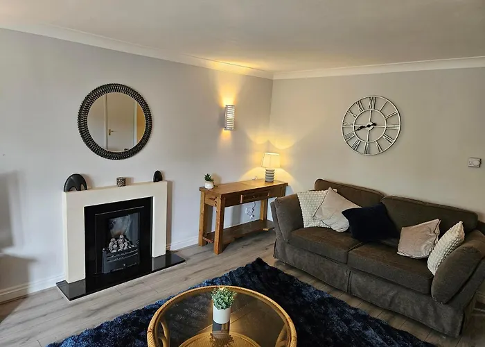 Redcot Gardens Stamford 4 Bed Contractor Familt Home With Parking