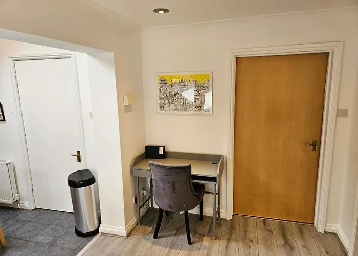 Redcot Gardens Stamford 4 Bed Contractor Familt Home With Parking