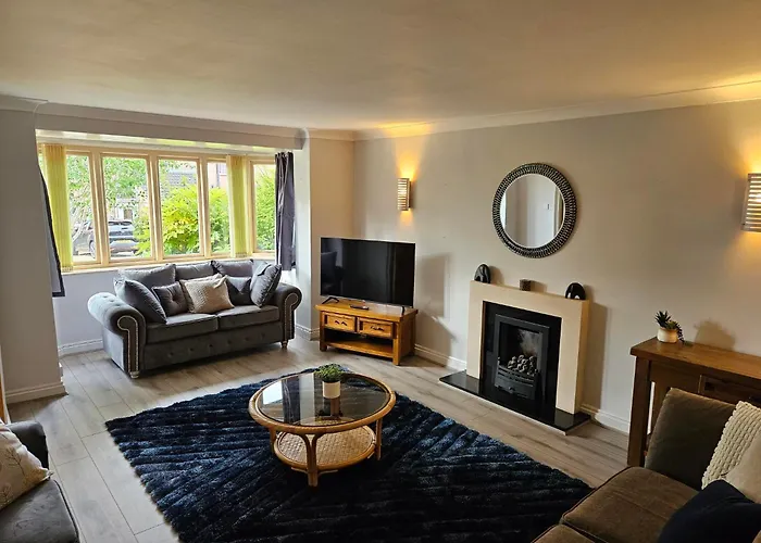 Redcot Gardens Stamford 4 Bed Contractor Familt Home With Parking