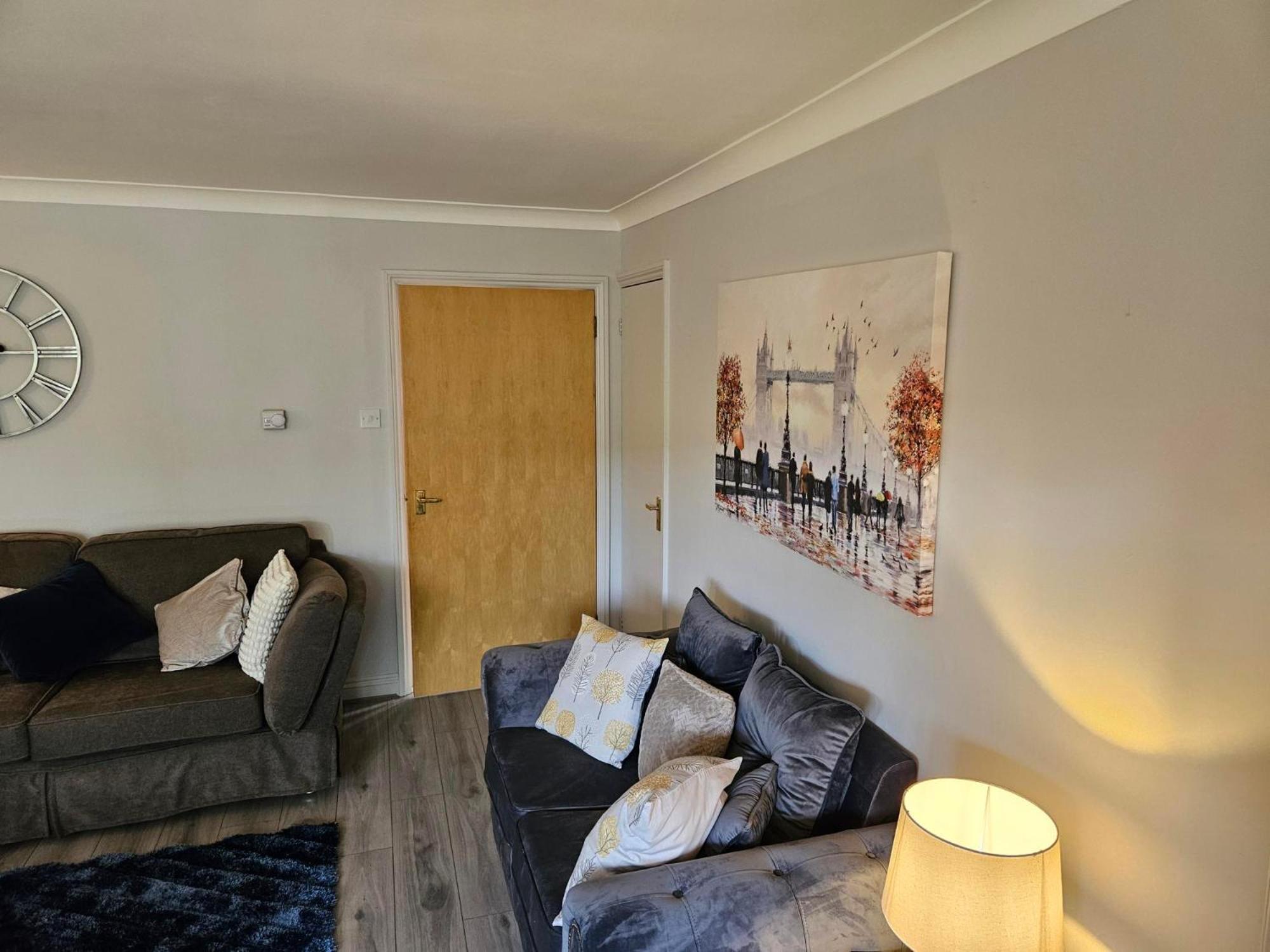 Redcot Gardens 4 Bed Contractor Familt With Parking Holiday home