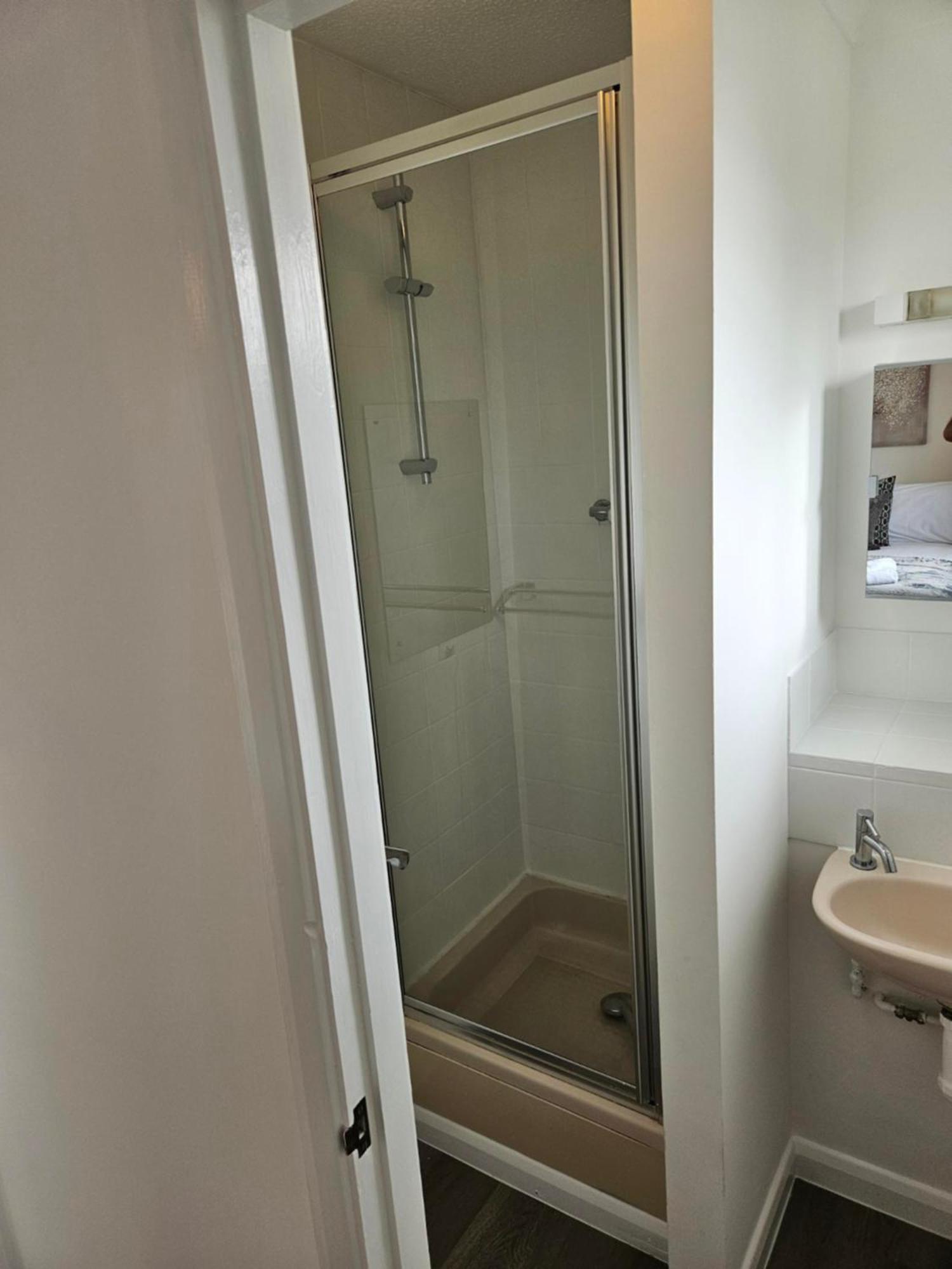 Redcot Gardens 4 Bed Contractor Familt With Parking *