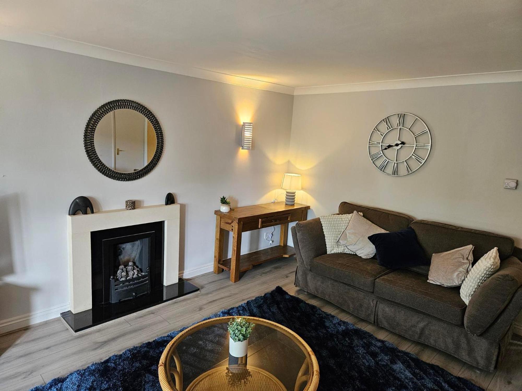Redcot Gardens 4 Bed Contractor Familt With Parking Stamford