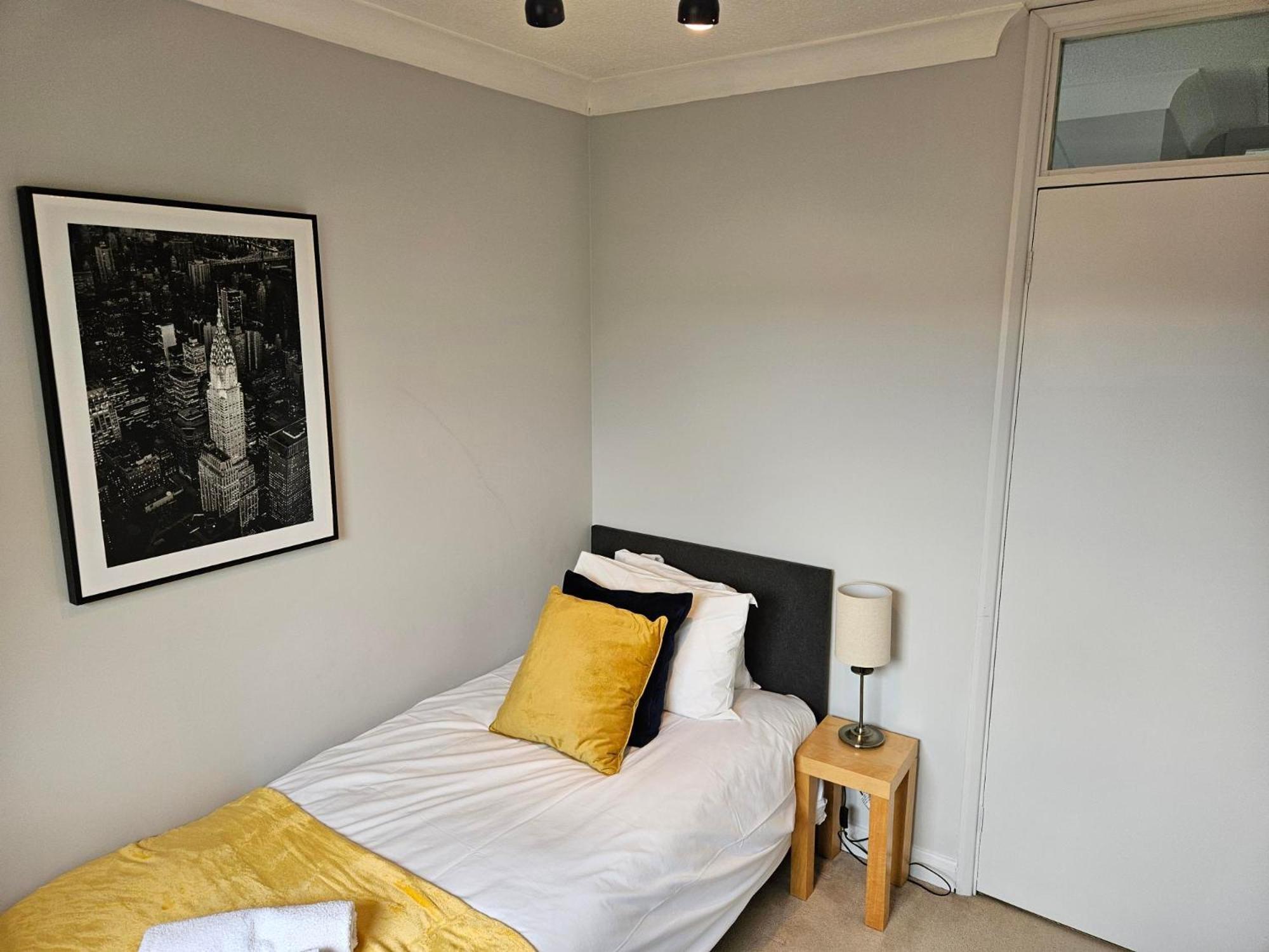Redcot Gardens 4 Bed Contractor Familt With Parking Stamford