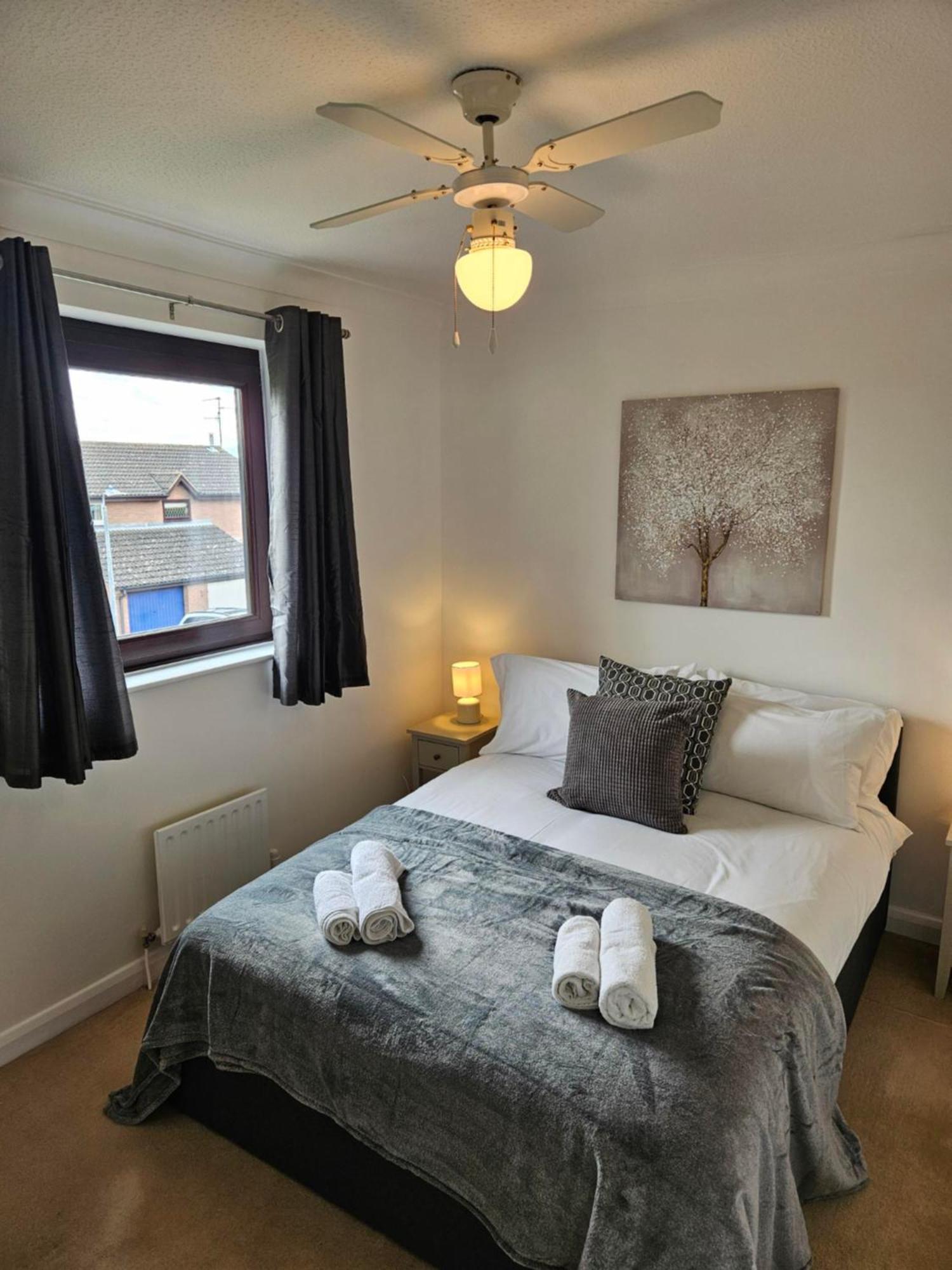 Redcot Gardens 4 Bed Contractor Familt With Parking Holiday home *