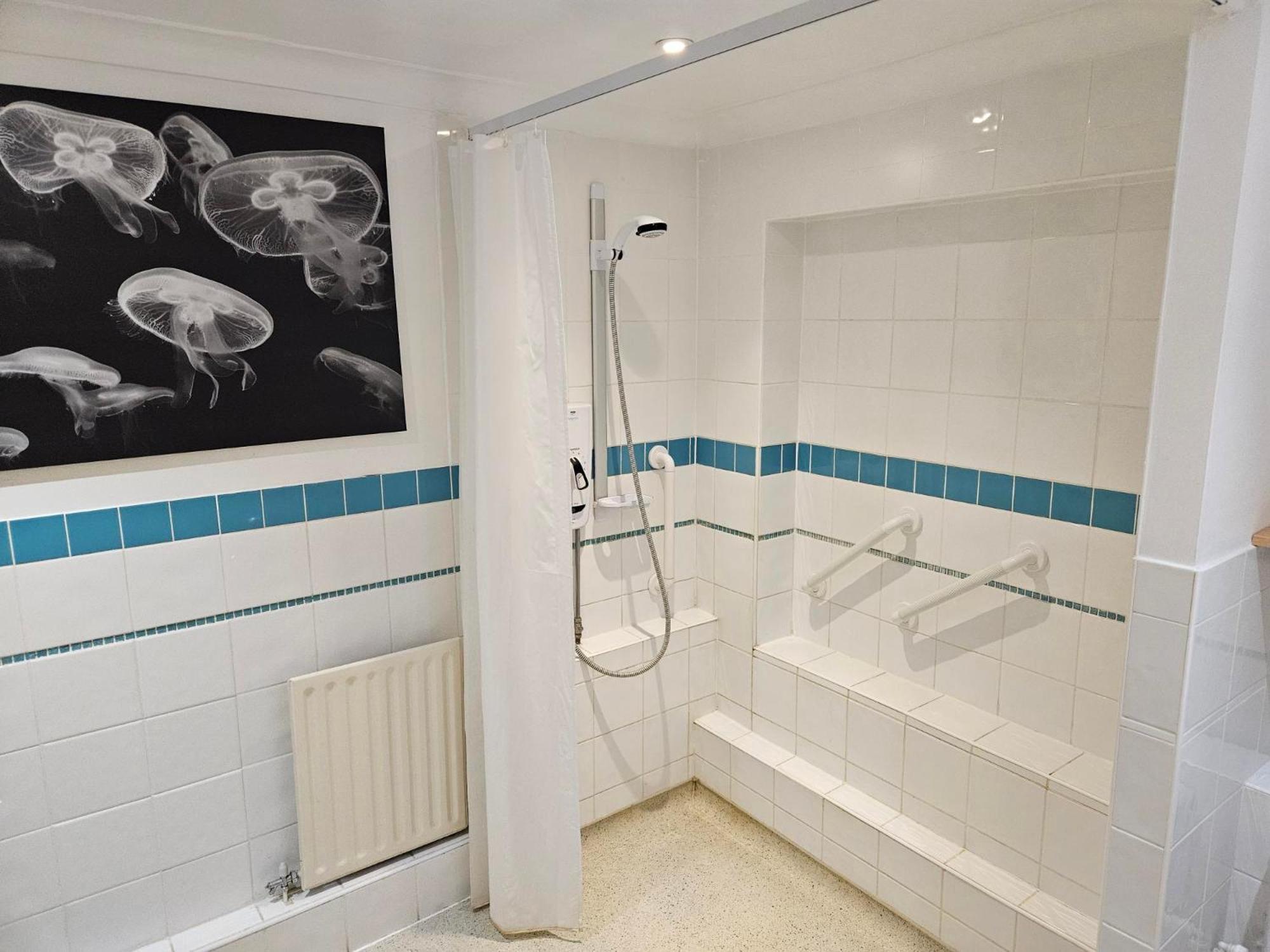 Redcot Gardens 4 Bed Contractor Familt With Parking Holiday home