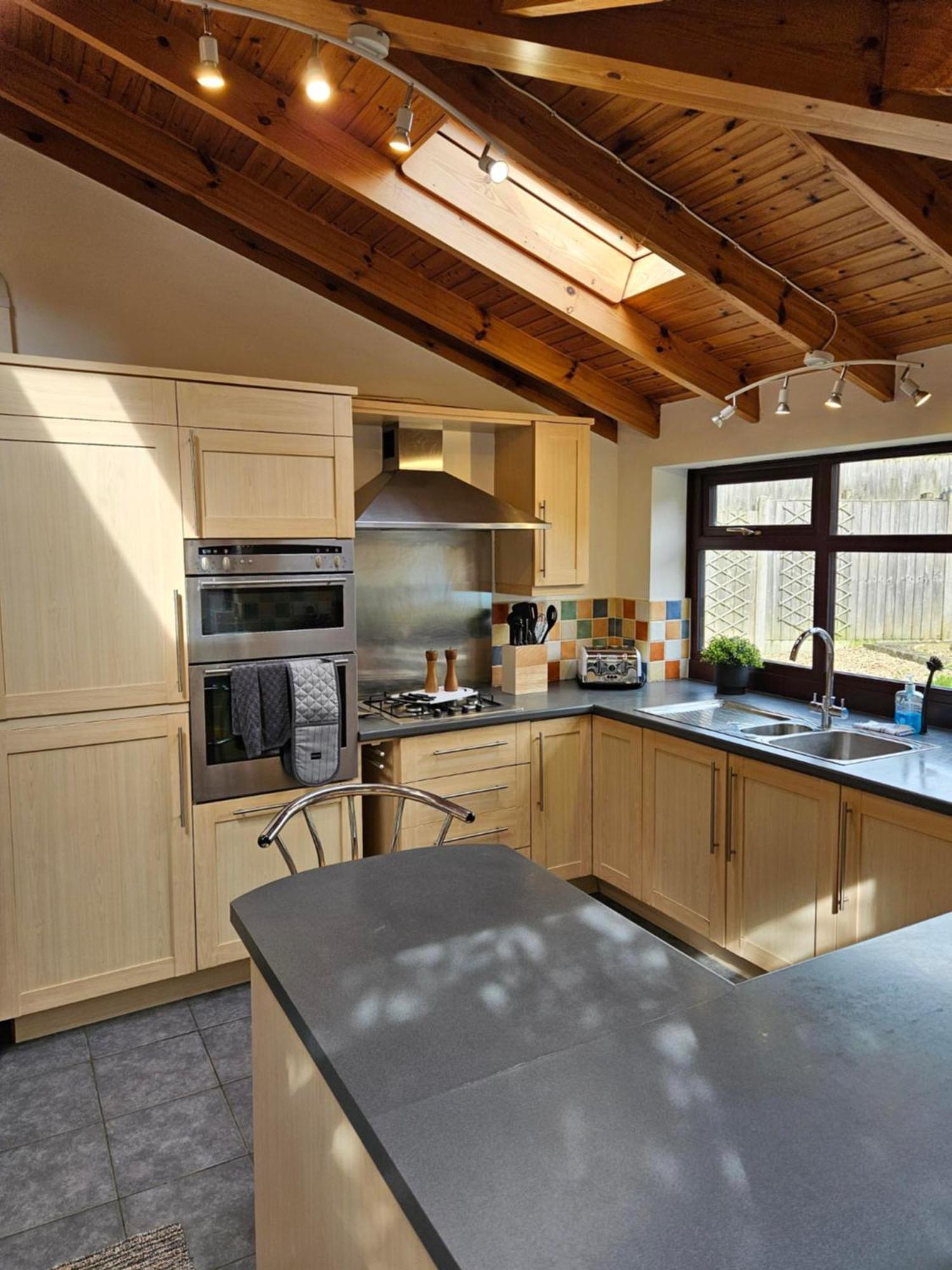 Redcot Gardens 4 Bed Contractor Familt With Parking Stamford