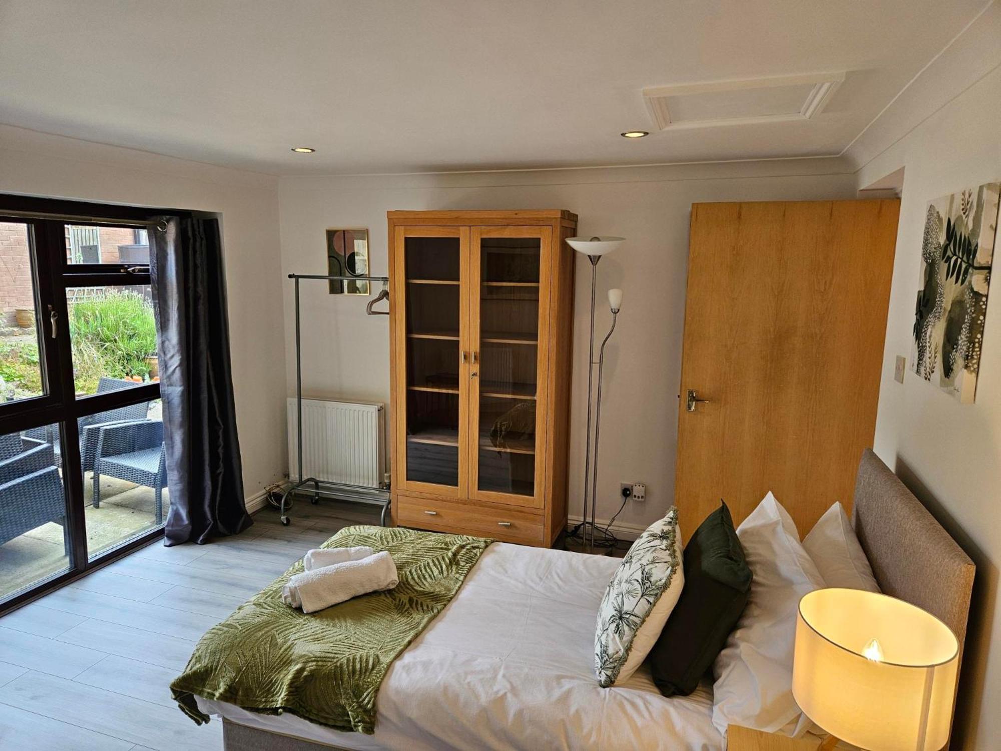 Redcot Gardens 4 Bed Contractor Familt With Parking
