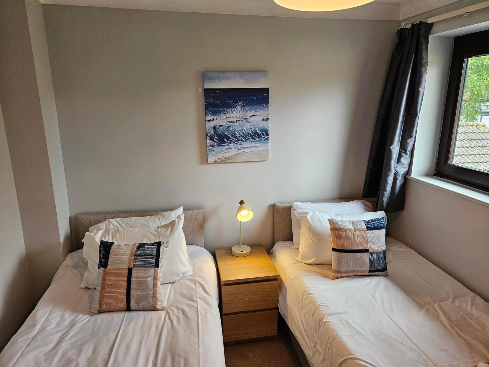 Redcot Gardens 4 Bed Contractor Familt With Parking Holiday home