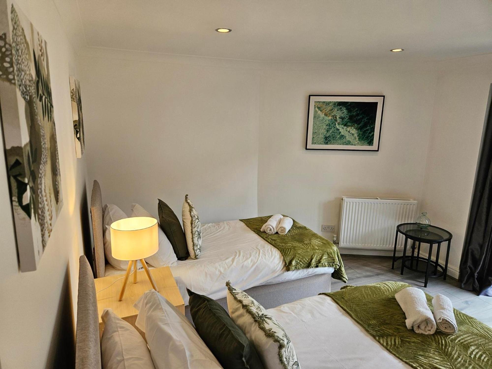 Redcot Gardens 4 Bed Contractor Familt With Parking Stamford