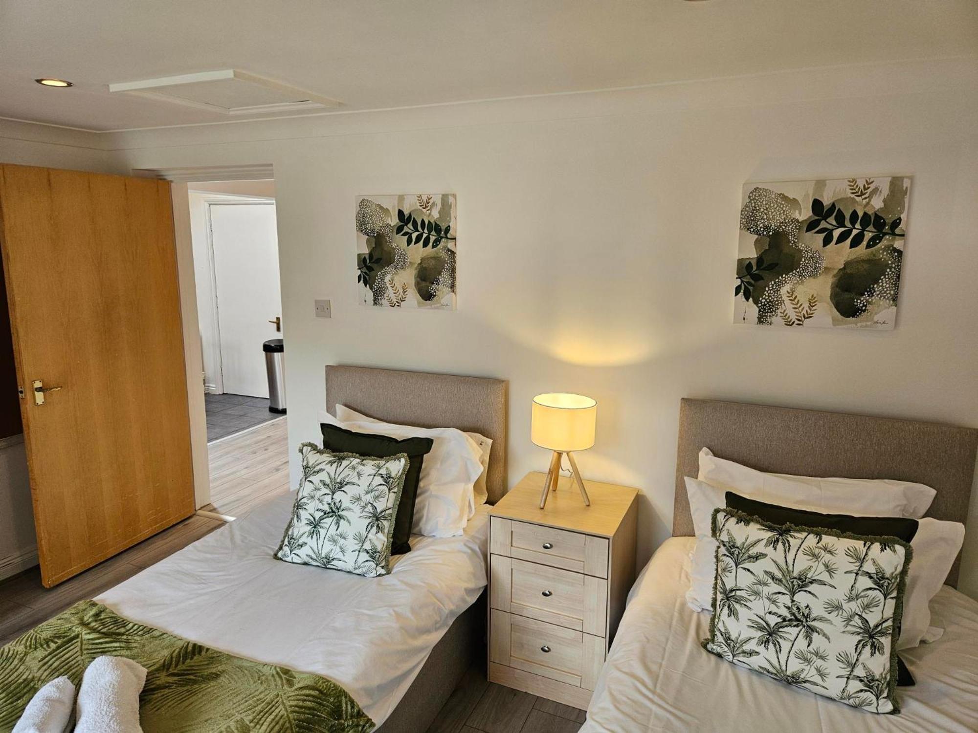 Redcot Gardens 4 Bed Contractor Familt With Parking Holiday home Stamford