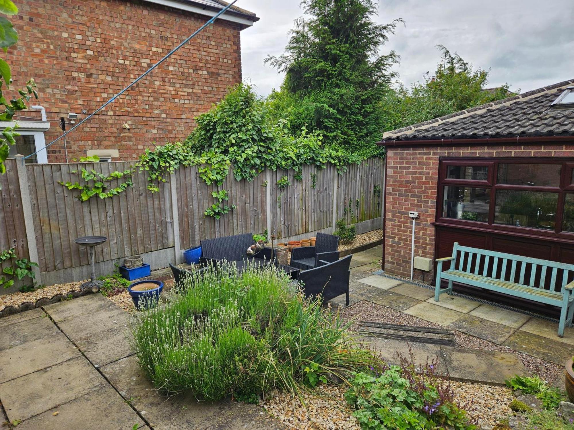 Redcot Gardens 4 Bed Contractor Familt With Parking Stamford